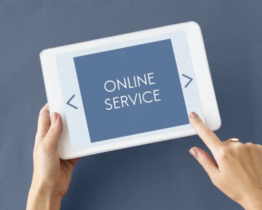 kişi holding dijital tablet