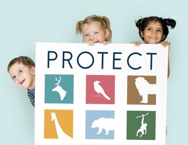 Çocuk afişini saklanıyor