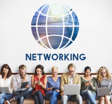 Dijital aygıtlar kullanan insanlar