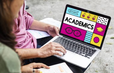 öğrenciler dizüstü bilgisayar kullanıyor