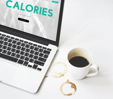 offee açılan dizüstü yakınındaki masada