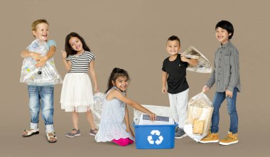 atık geri dönüşüm için çocuklarla