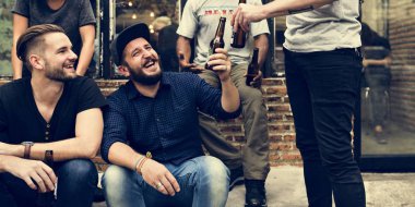 Arkadaşlar birlikte bira içmek