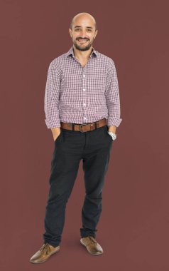 Elleri ceplerinde gülümseyen adam  