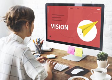 bilgisayar ile çalışan kadın