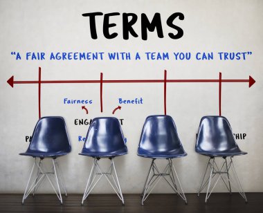 Duvar tarafından boş sandalyeler