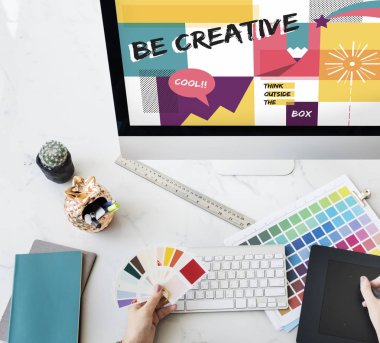 tasarımcı grafik tablası üzerinde çizim