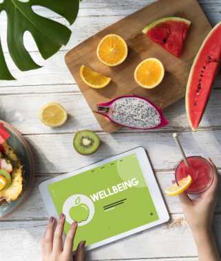 dijital tablet kullanan kadın 