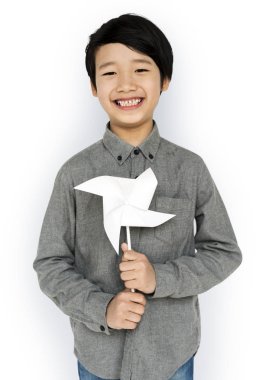 Asyalı çocuk oyuncak yel değirmeni ile