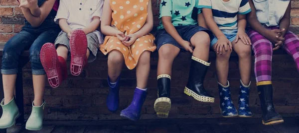 Παιδιά φορούν μπότες από καουτσούκ — Φωτογραφία Αρχείου