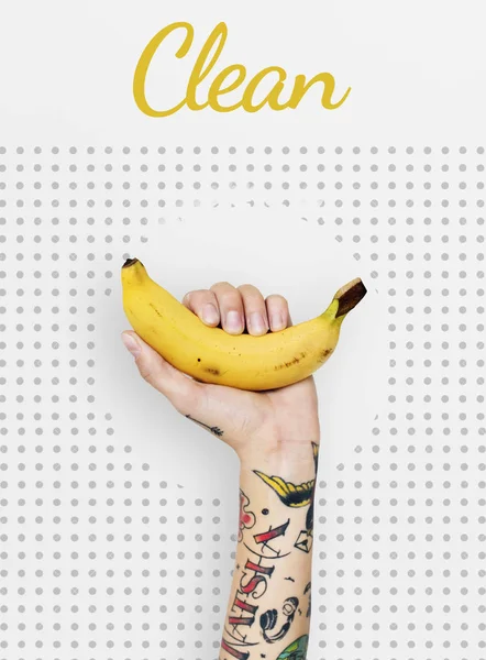 Tetovált személy gazdaság banán. — Stock Fotó