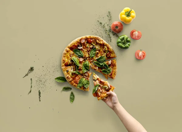 Χέρι λαμβάνοντας φέτα Ιταλική Πίτσα — Φωτογραφία Αρχείου