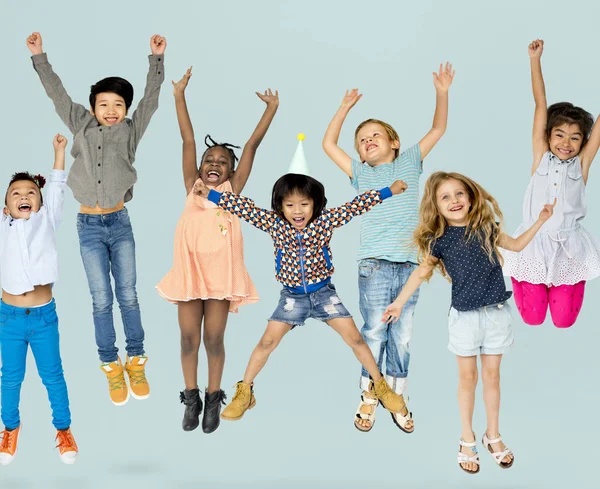 Kinder springen gemeinsam — Stockfoto