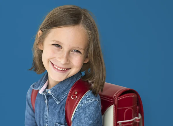 Ragazza che indossa jeans e zaino — Foto Stock