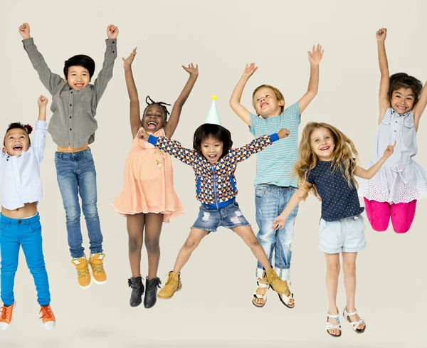 Kinder springen gemeinsam — Stockfoto