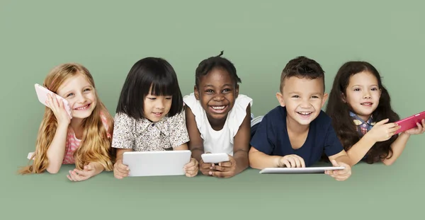 Kids using digital devices — Stock Photo, Image
