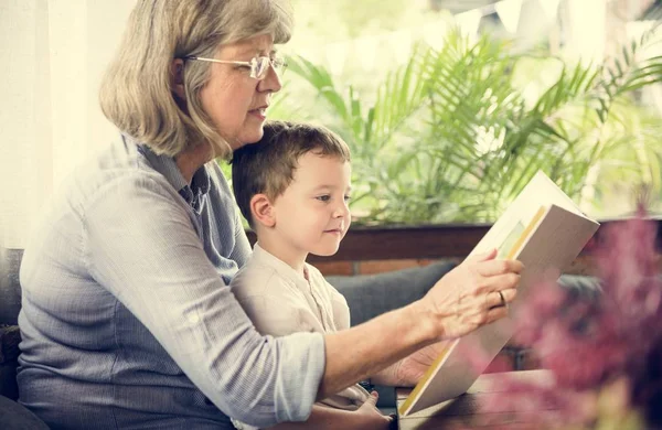 Büyükanne ve torunu okuma kitabı — Stok fotoğraf