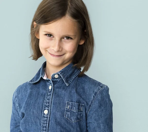 Bambina che indossa una camicia jeans — Foto Stock