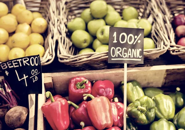 Органічні овочі на фермера ринку — стокове фото