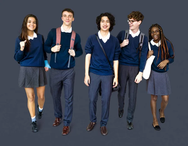 Studenti scolastici a piedi con borse — Foto Stock