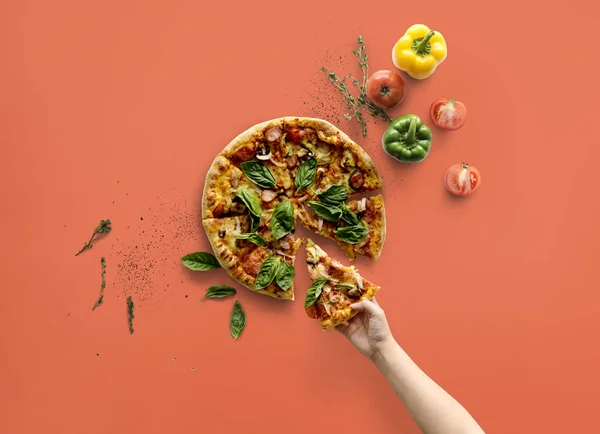 Χέρι λαμβάνοντας φέτα Ιταλική Πίτσα — Φωτογραφία Αρχείου