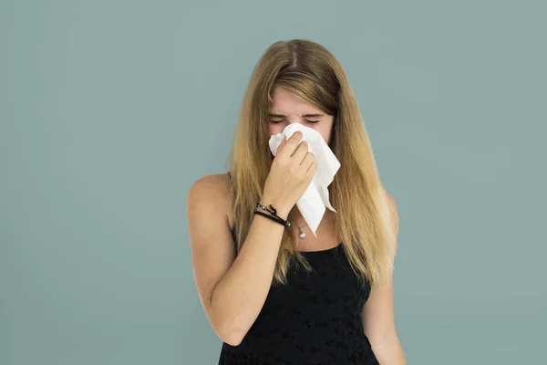 Mujer rubia enferma en el estudio — Foto de Stock
