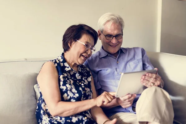 Personnes âgées utilisant une tablette — Photo