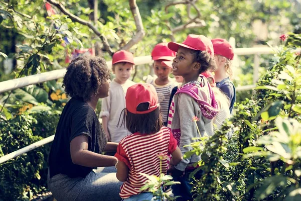 Kleine studenten is op een excursies — Stockfoto