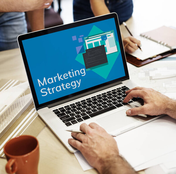 руки человека с помощью ноутбука
 