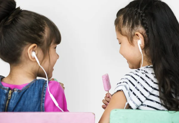 Дві дівчини слухають музику — стокове фото