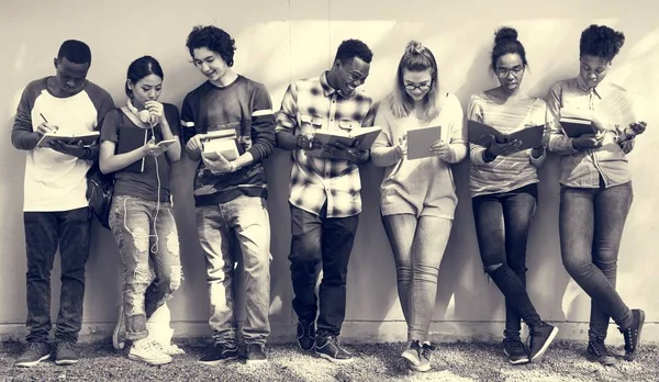 Wieloetniczny studentów studiujących razem — Zdjęcie stockowe