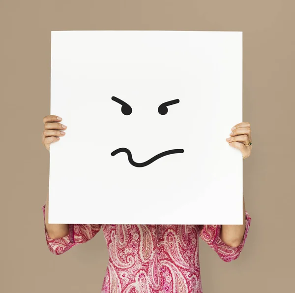 Pessoa que cobre o rosto com cartaz branco — Fotografia de Stock