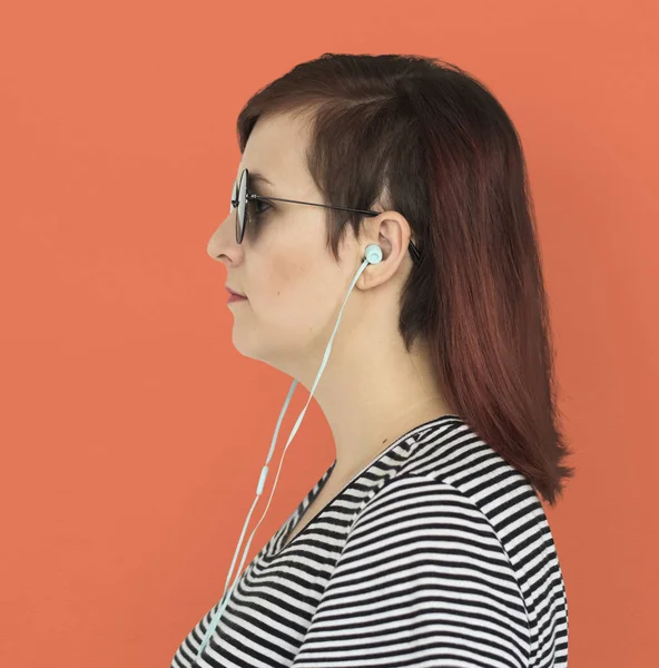 Mulher em óculos de sol ouvir música — Fotografia de Stock