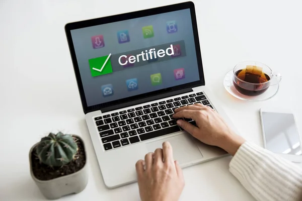 Vrouw werkt op laptop — Stockfoto