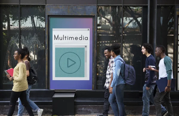 Afişini yürüyen öğrenciler 