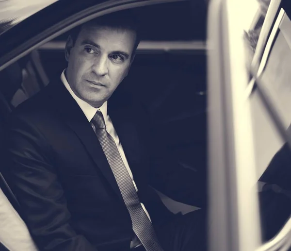 Επιχειρηματίας στο κοστούμι κάθεται σε αυτοκίνητο — Φωτογραφία Αρχείου