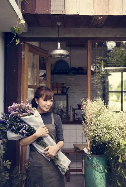 플로리스트 꽃집에서 꽃다발을 들고 — 스톡 사진