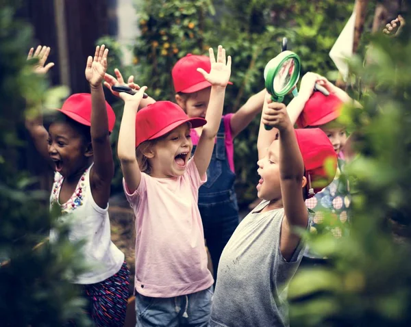 Niños divirtiéndose en el jardín — Foto de Stock