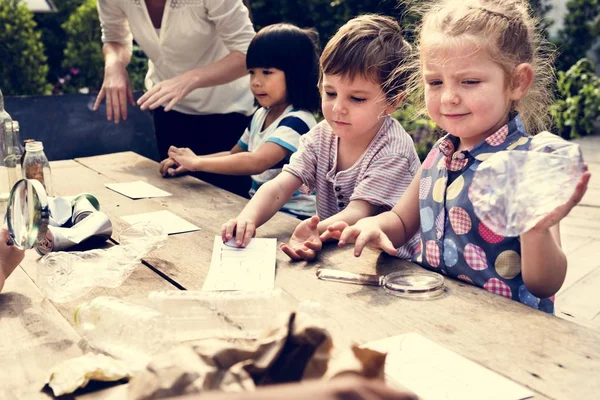 Kinder lernen Müll zu trennen — Stockfoto