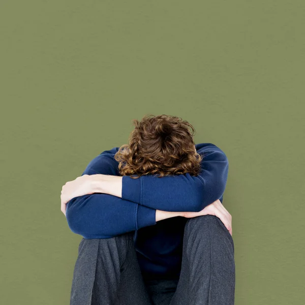 Gestresste Studentin sitzt allein — Stockfoto