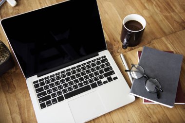 Açık tablo üstünde laptop 