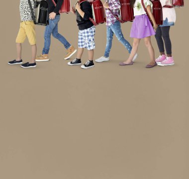 sırt çantaları ile yürüme çocuklar