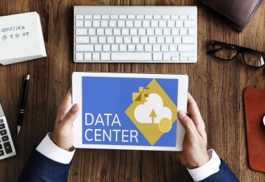 Dijital tablet kullanan işadamı 