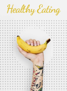 Dövmeli kişi holding muz.