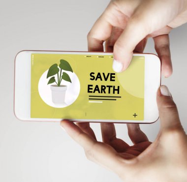 Akıllı telefon kullanan kadın