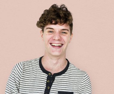 adam mutlu yüz ifadesi ile