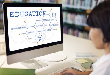 bilgisayar klavye üzerinde tipik kadın