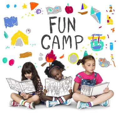 Küçük Kızlar Birlikte Oynuyor