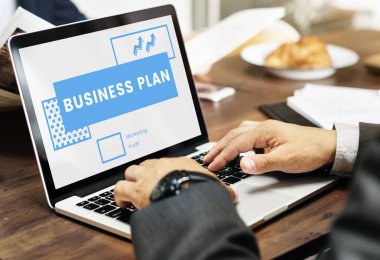 Tipik dizüstü klavye üzerinde iş adamları