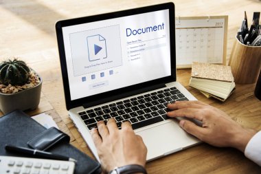 dizüstü bilgisayar kullanan kişi eller iş